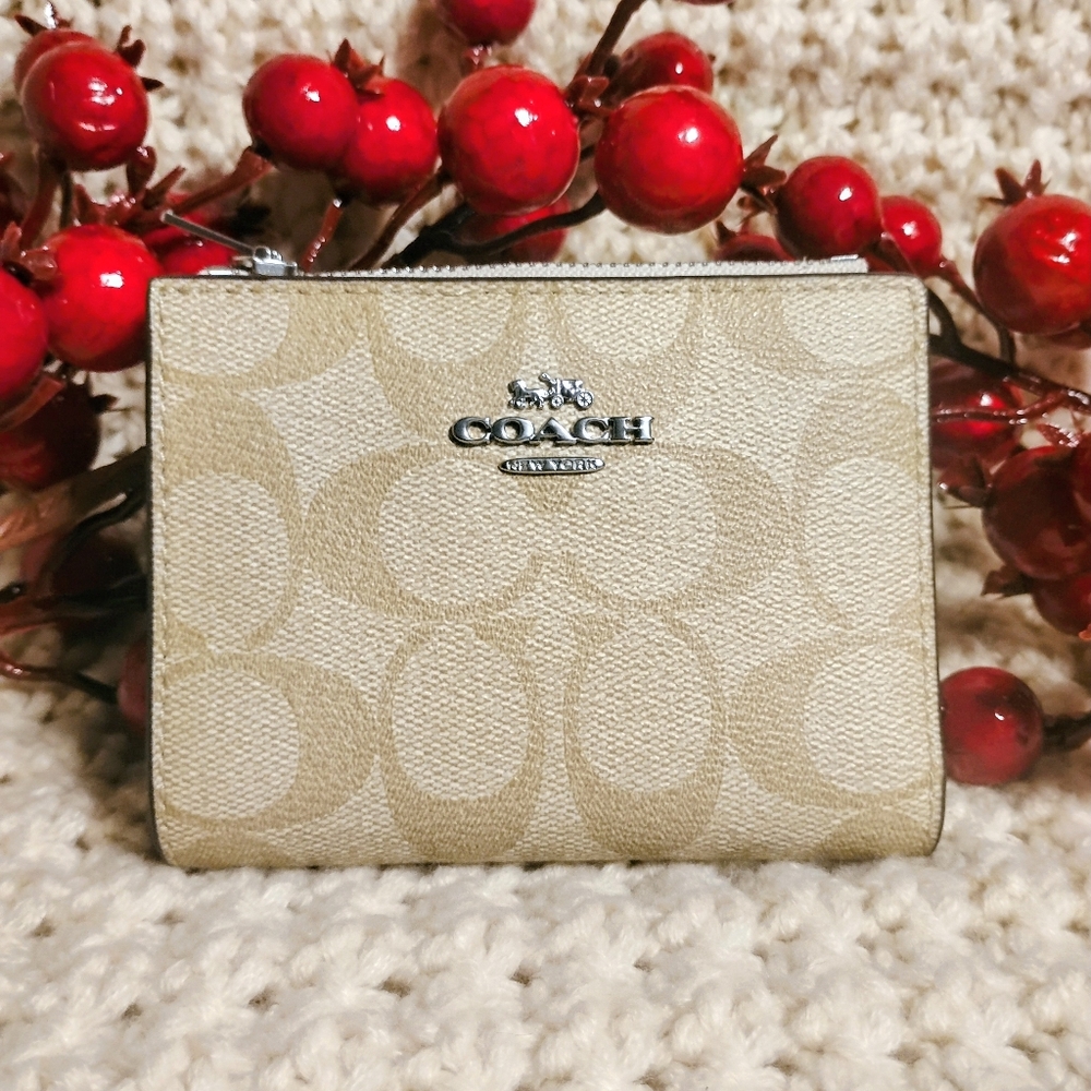 NWT Coach Bifold Wallet In Signature Canvas 🎁🎄